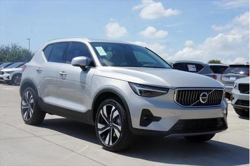 2025 Volvo XC40 B5 Plus Bright Theme