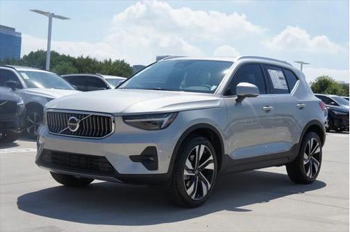 2025 Volvo XC40 B5 Plus Bright Theme