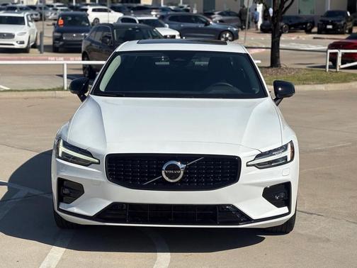 2023 Volvo S60 B5 Plus Dark Theme