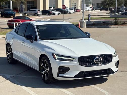 2023 Volvo S60 B5 Plus Dark Theme