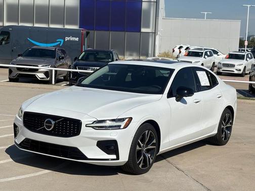 2023 Volvo S60 B5 Plus Dark Theme