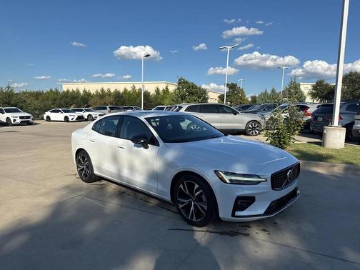 2023 Volvo S60 B5 Plus Dark Theme