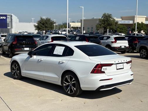 2023 Volvo S60 B5 Plus Dark Theme