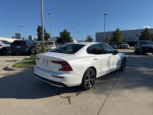 2023 Volvo S60 B5 Plus Dark Theme