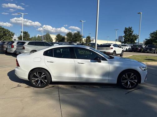 2023 Volvo S60 B5 Plus Dark Theme
