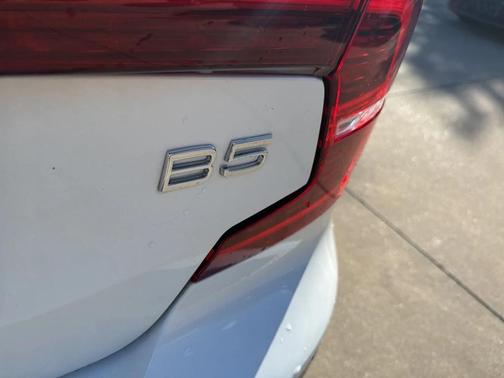 2023 Volvo S60 B5 Plus Dark Theme