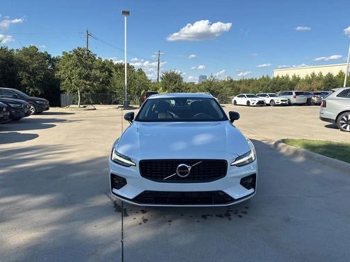 2023 Volvo S60 B5 Plus Dark Theme