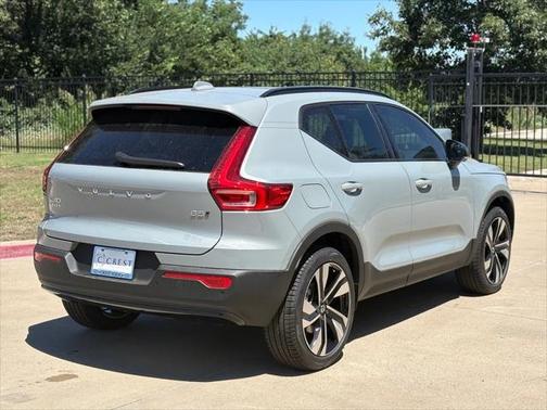 2025 Volvo XC40 B5 Ultra Dark Theme