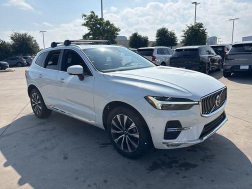 Crystal White Metallic 2023 Volvo XC60 B5 Plus Bright Theme