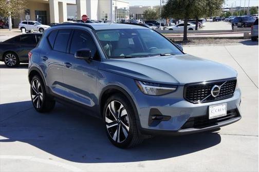 2023 Volvo XC40 B5 Plus Dark Theme
