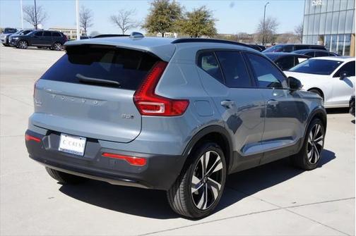 2023 Volvo XC40 B5 Plus Dark Theme