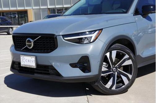 2023 Volvo XC40 B5 Plus Dark Theme