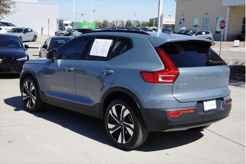 2023 Volvo XC40 B5 Plus Dark Theme
