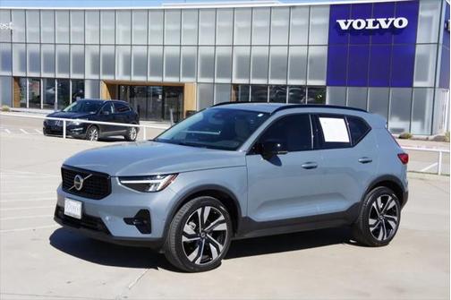 2023 Volvo XC40 B5 Plus Dark Theme