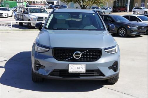 2023 Volvo XC40 B5 Plus Dark Theme