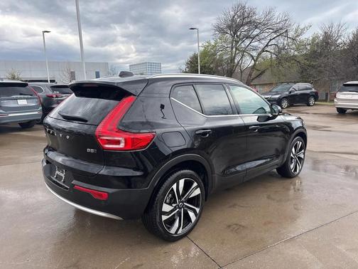 2025 Volvo XC40 B5 Plus Bright Theme