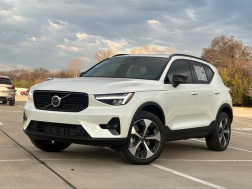 2026 Volvo XC40 B5 Plus