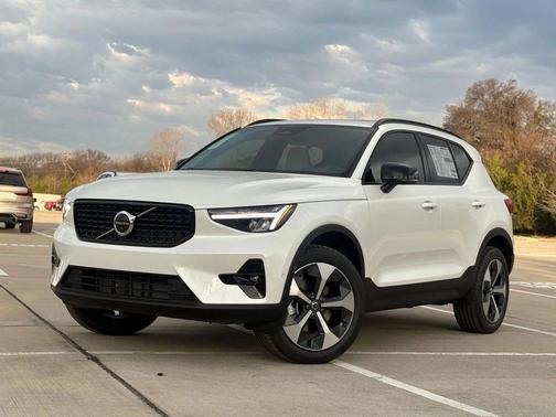 2026 Volvo XC40 B5 Plus