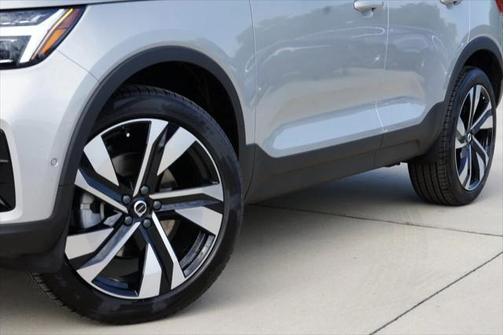 2025 Volvo XC40 B5 Ultra Dark Theme