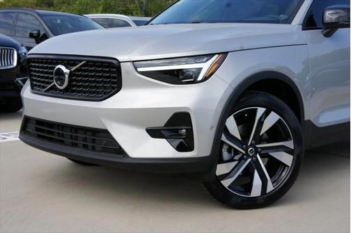 2025 Volvo XC40 B5 Ultra Dark Theme