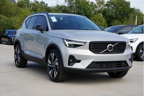 2025 Volvo XC40 B5 Ultra Dark Theme