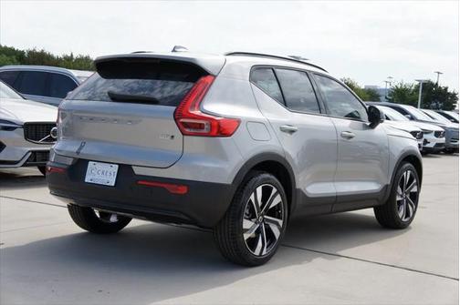 2025 Volvo XC40 B5 Ultra Dark Theme