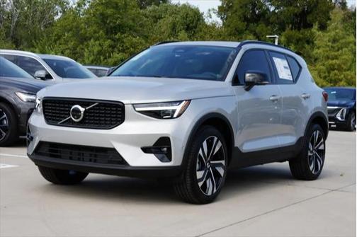 2025 Volvo XC40 B5 Ultra Dark Theme
