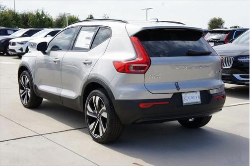 2025 Volvo XC40 B5 Ultra Dark Theme