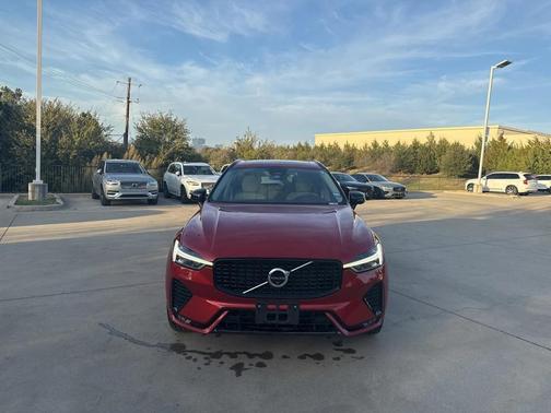 2023 Volvo XC60 B5 Plus Dark Theme