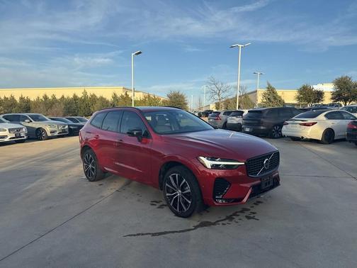 2023 Volvo XC60 B5 Plus Dark Theme