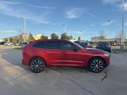 2023 Volvo XC60 B5 Plus Dark Theme