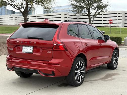 2023 Volvo XC60 B5 Plus Dark Theme