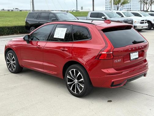 2023 Volvo XC60 B5 Plus Dark Theme