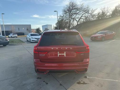 2023 Volvo XC60 B5 Plus Dark Theme