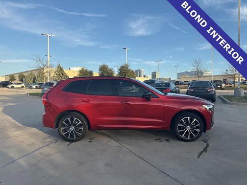 2023 Volvo XC60 B5 Plus Dark Theme