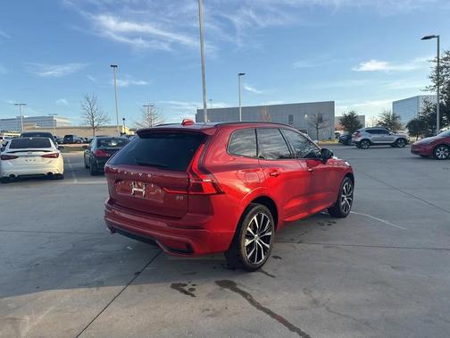 2023 Volvo XC60 B5 Plus Dark Theme