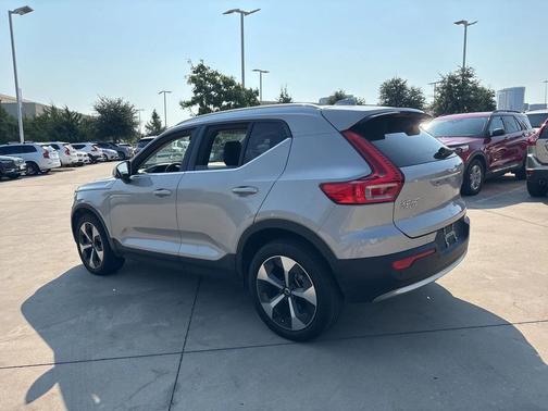 2023 Volvo XC40 B5 Plus Bright Theme