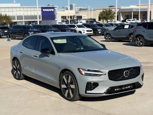 2024 Volvo S60 Recharge Plug-In Hybrid T8 Plus Dark Theme