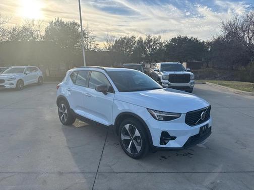 2025 Volvo XC40 B5 Plus Dark Theme