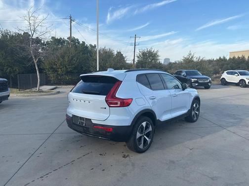 2025 Volvo XC40 B5 Plus Dark Theme