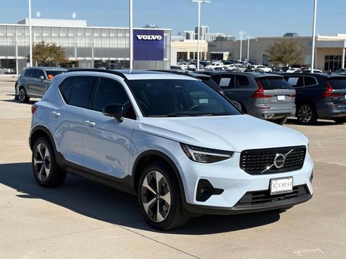 2025 Volvo XC40 B5 Plus Dark Theme