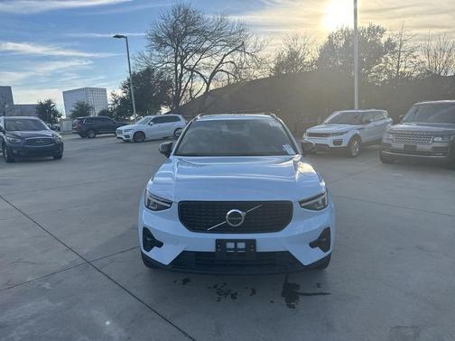 2025 Volvo XC40 B5 Plus Dark Theme