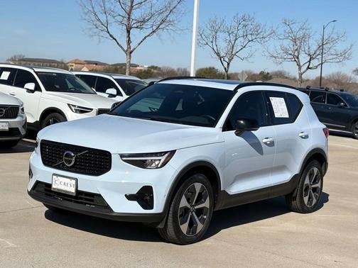 2025 Volvo XC40 B5 Plus Dark Theme