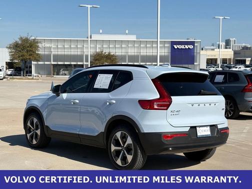 2025 Volvo XC40 B5 Plus Dark Theme