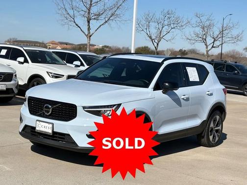 2025 Volvo XC40 B5 Plus Dark Theme