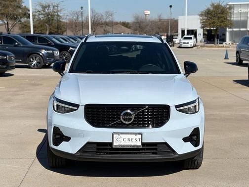 2025 Volvo XC40 B5 Plus Dark Theme