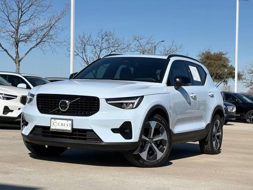 2025 Volvo XC40 B5 Plus Dark Theme