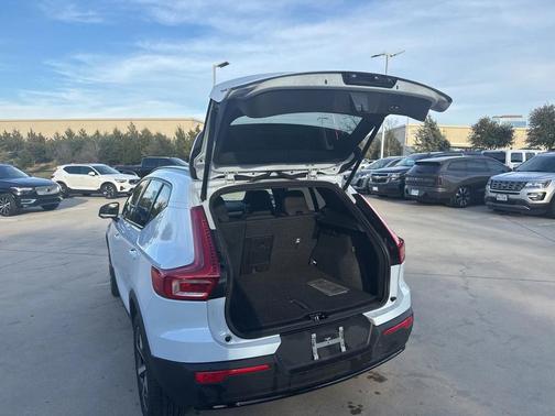 2025 Volvo XC40 B5 Plus Dark Theme