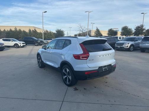2025 Volvo XC40 B5 Plus Dark Theme