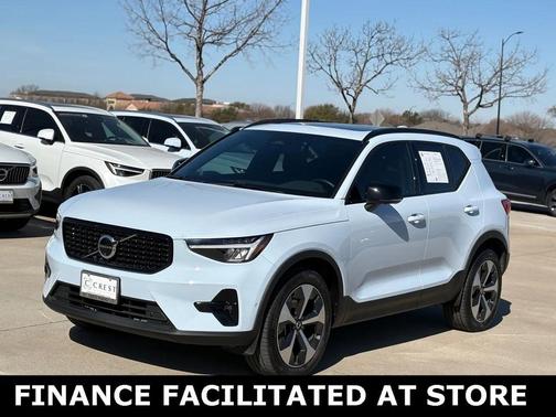 2025 Volvo XC40 B5 Plus Dark Theme